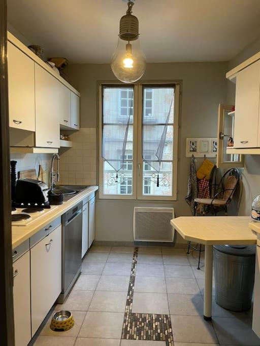 Appartement Sur Le Parvis De La Cathedrale ซ็องลิส ภายนอก รูปภาพ